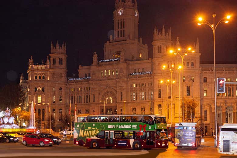 Pasando por la Plaza de Cibeles con el Navibús