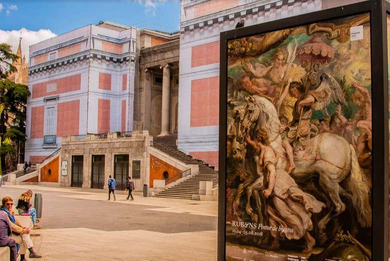 Musée du Prado avec une affiche du musée au premier plan