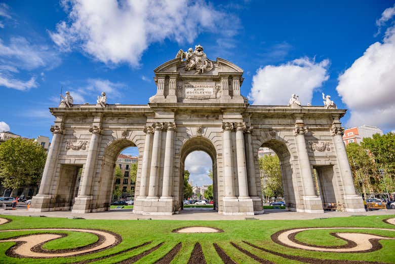 Empezaremos el tour muy cerca de la Puerta de Alcalá