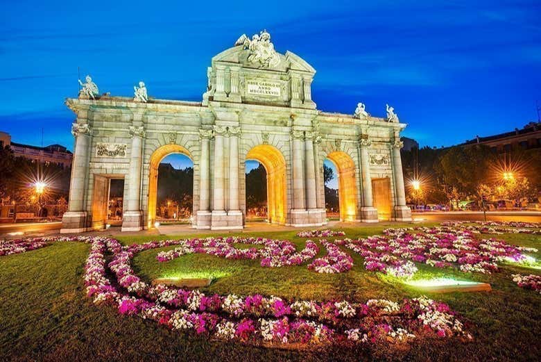 Puerta de Alcalá at night