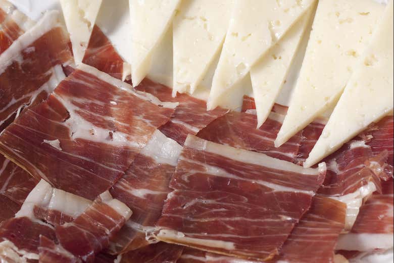 Un piatto di jamón e formaggio spagnolo