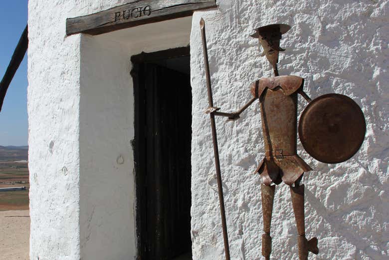 Una figura de un Quijote en la entrada de un molino