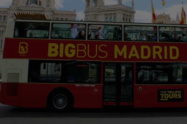 Autobús de Big Bus recorriendo Madrid al caer la tarde