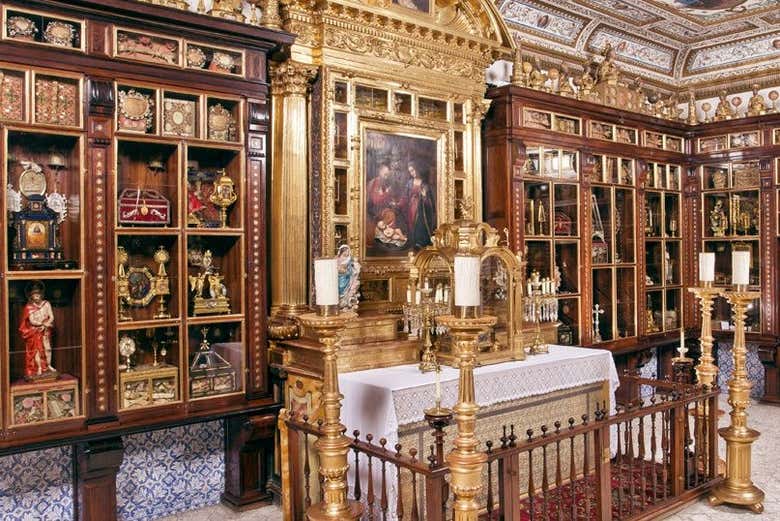 Dentro del monasterio se custodian numerosas reliquias de santos