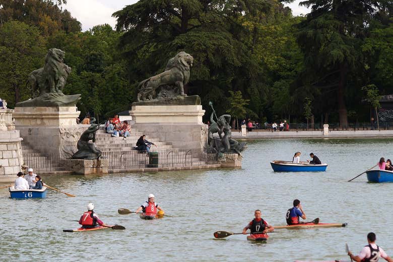Naviguez sur l'étang du Retiro