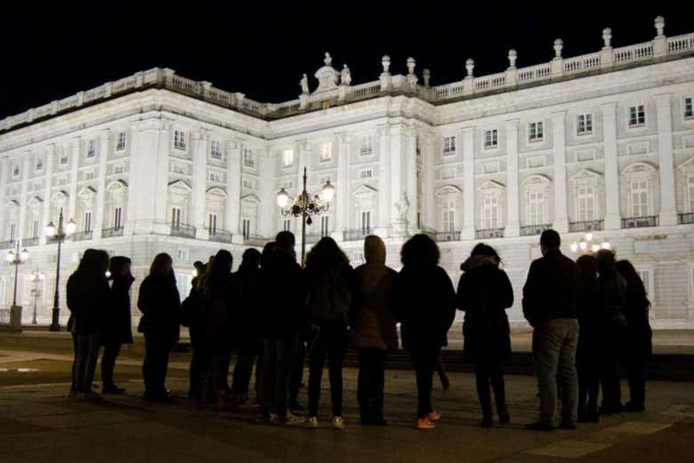 Atendiendo a las explicaciones del guía