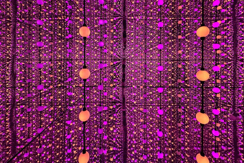 Luces moradas y naranjas en el Museo de la Luz