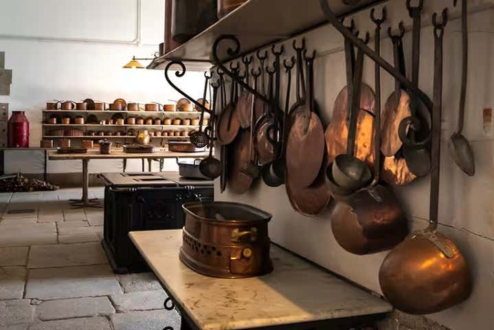 Sartenes colgadas en las Cocinas Reales