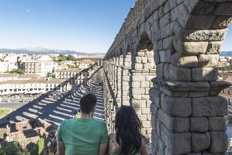 Ammirando l'acquedotto di Segovia