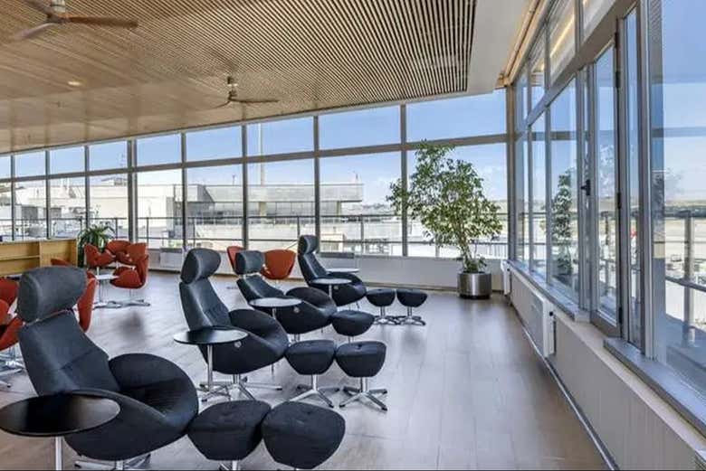Relajaos en ergonómicos sillones con vistas a las pistas