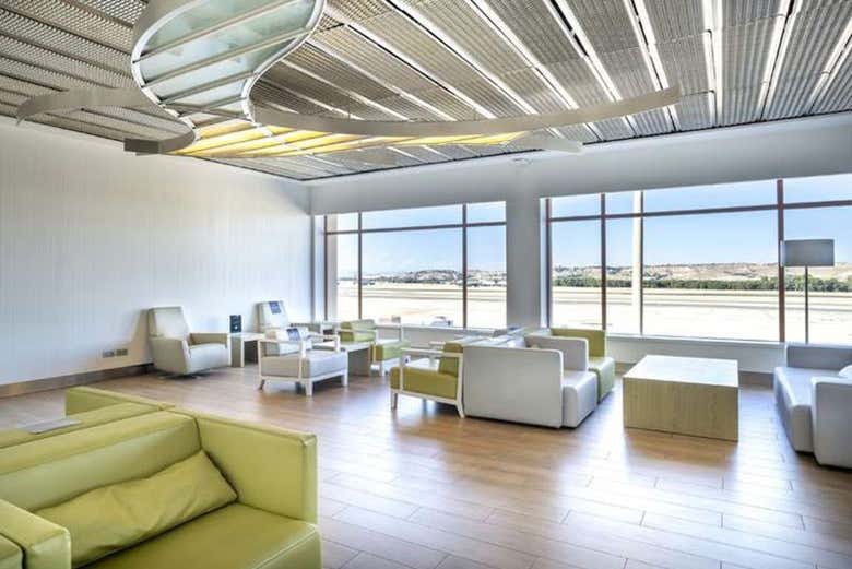 Descansad plácidamente en los amplios sofás de la sala VIP