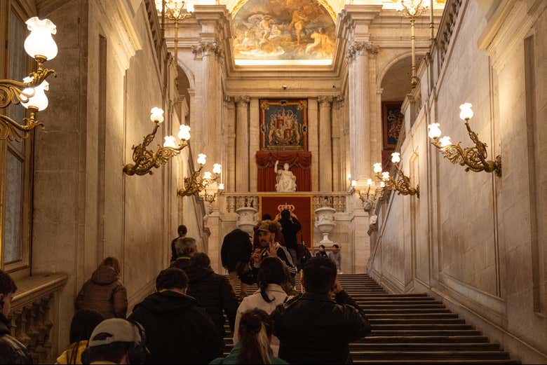 Subiendo la Gran Escalera del Palacio Real de Madrid