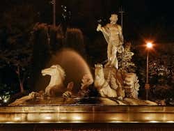 Fuente de Neptuno iluminada