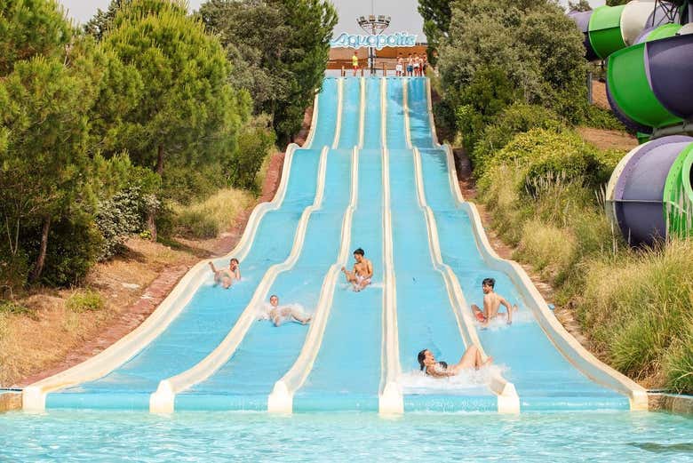 Toboganes en el parque acuático Aquópolis