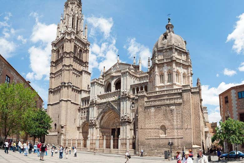 Contemplando la fachada de la catedral de Toledo