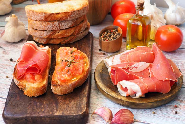 A típica torrada de jamón e tomate