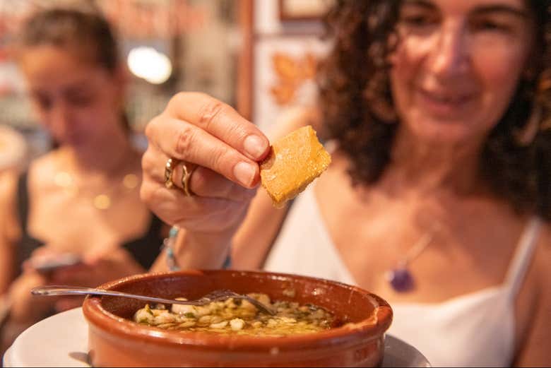 Disfrutando de una cazuela de gambas al ajillo