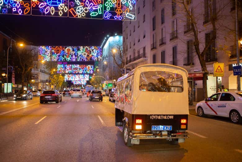 Recorriendo Madrid en tuk tuk durante la Navidad