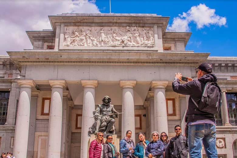 Touristes devant le musée du Prado