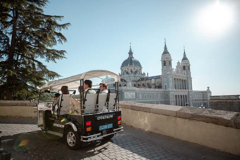 Admirando las vistas de la catedral de la Almudena
