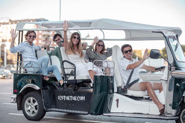 Grupo de amigos en el tuk tuk