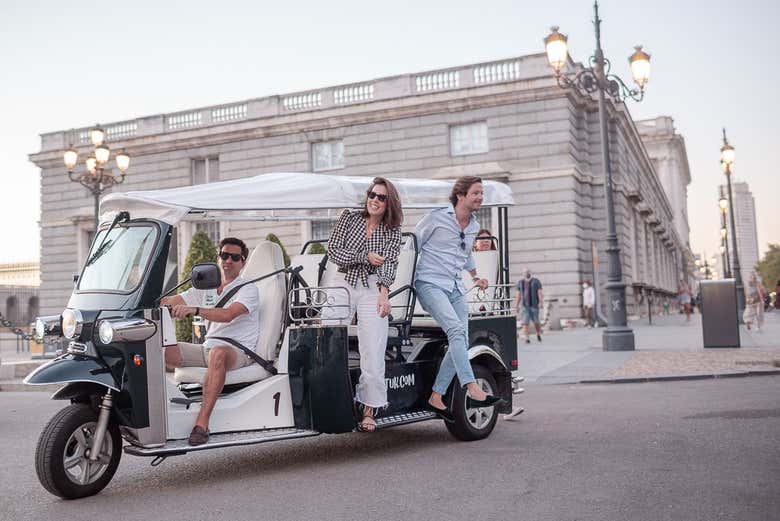 Disfrutando del paseo en tuk tuk por Madrid