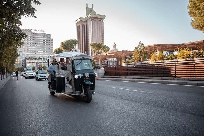 Tuk tuk por la plaza Colón
