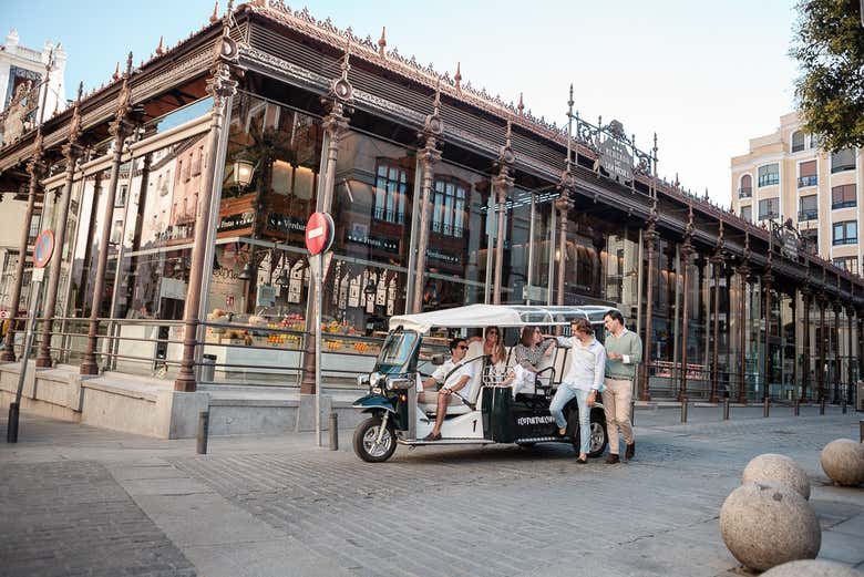Tuk tuk junto al mercado de San Miguel