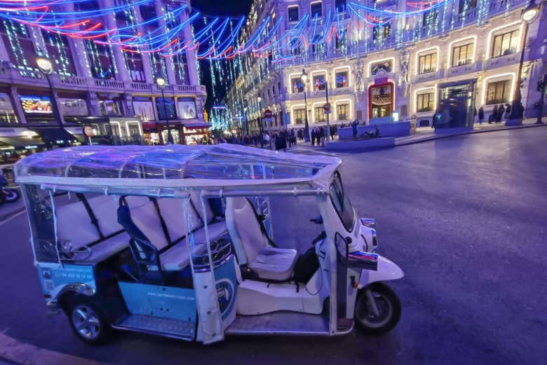 Tuk-tuk sur une place de Madrid