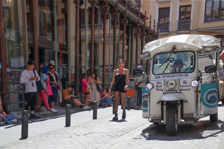 Tuk-tuk devant le marché San Miguel de Madrid