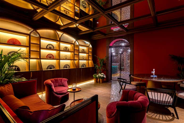 Cómodos sillones para tomar una copa en Flamenco de Leones