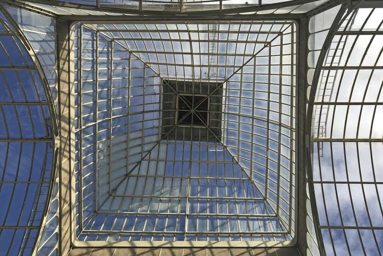 Vue en contre-plongée sur la verrière du musée Reina Sofía