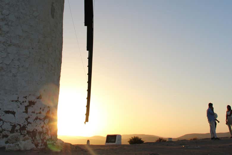 Viendo el atardecer a los pies de un molino
