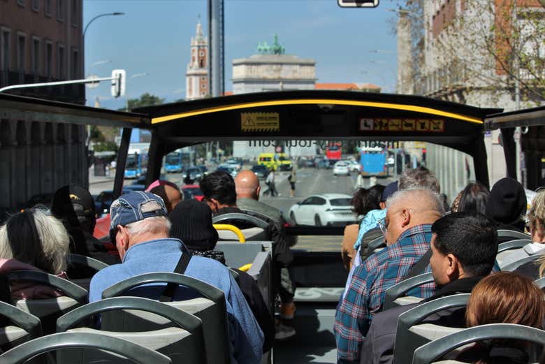 Contemplando Madrid desde la parte superior del autobús
