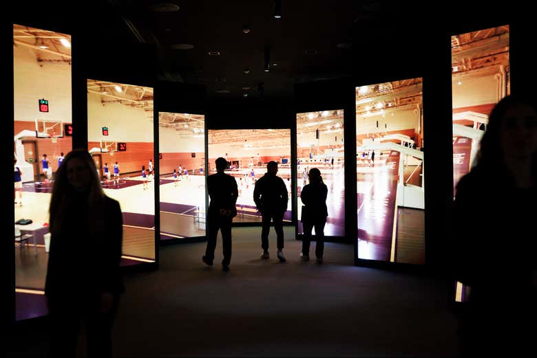 Contemplando los paneles de la sección de basket 