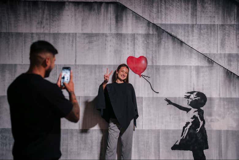 Posando con le opere di Bansky