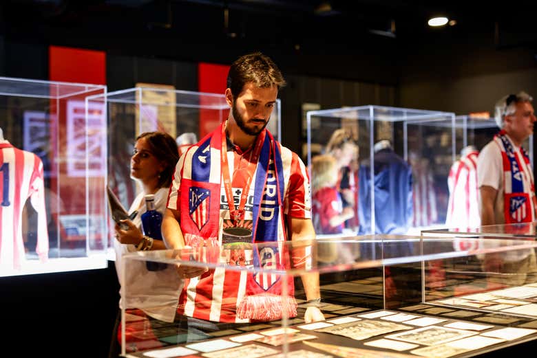 Disfrutando de la visita por el Museo del Atleti