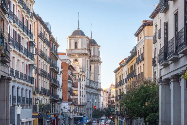 L'église San Isidro depuis une rue de La Latina