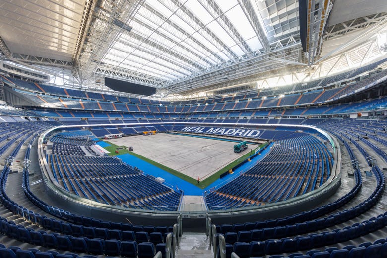 Estádio Santiago Bernabéu com a grama retirada