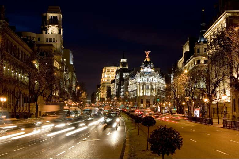 Gran Vía de Madrid iluminada por la noche