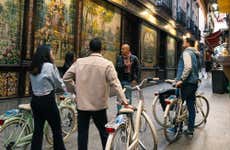 Tour de bicicleta vintage ao entardecer
