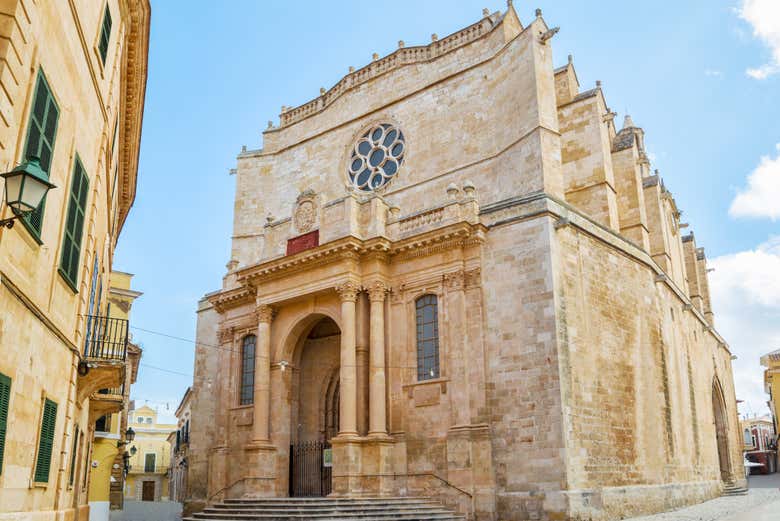 Admirez la cathédrale de Ciudadela