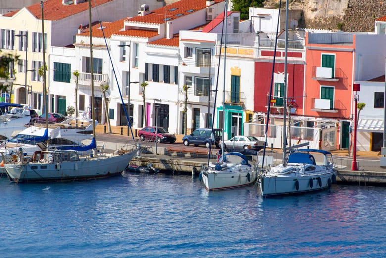 Rusia Universal Nebu Tour por Mahón + Paseo en barco - Disfruta Menorca