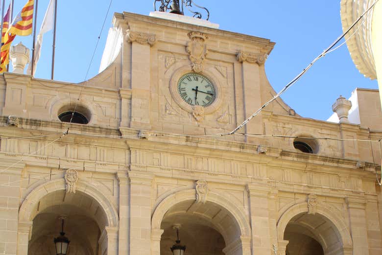 Admirando o relógio da Câmara Municipal de Maó