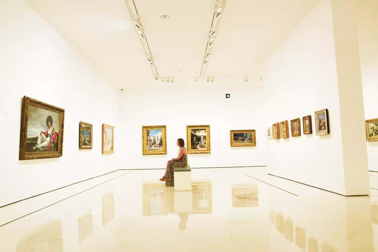Contemplando las pinturas