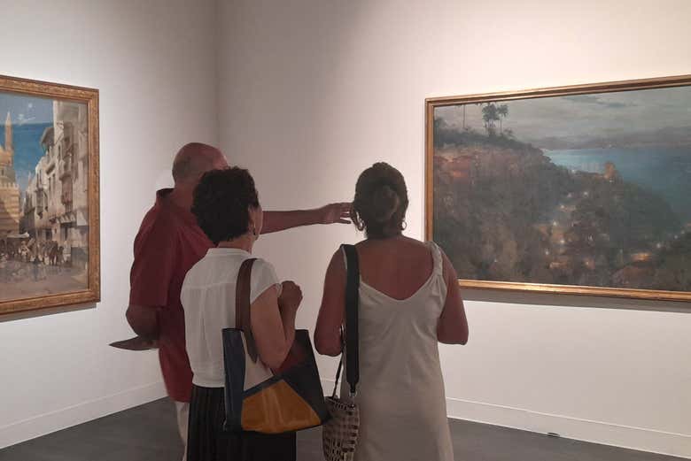 Admirando las obras de la Colección del Museo Ruso