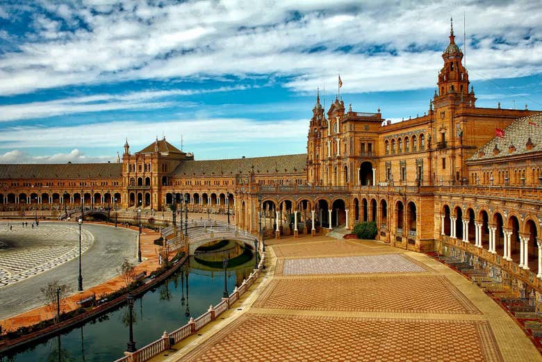 Stroll through Plaza de España