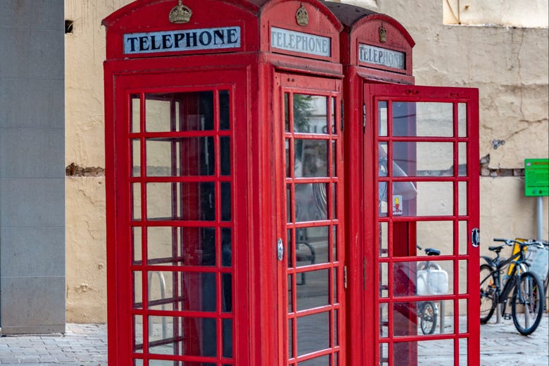 Divisando las típicas cabinas telefónicas británicas
