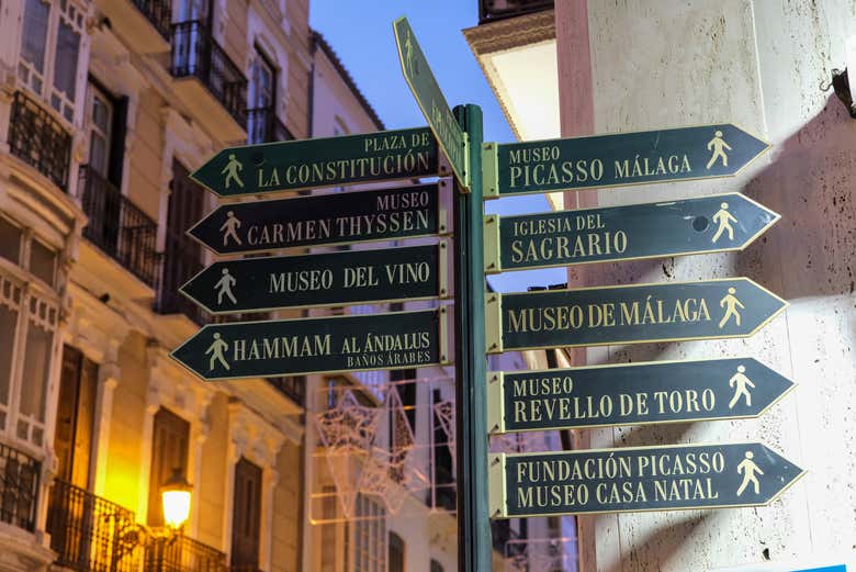 Letrero con puntos de interés de Málaga