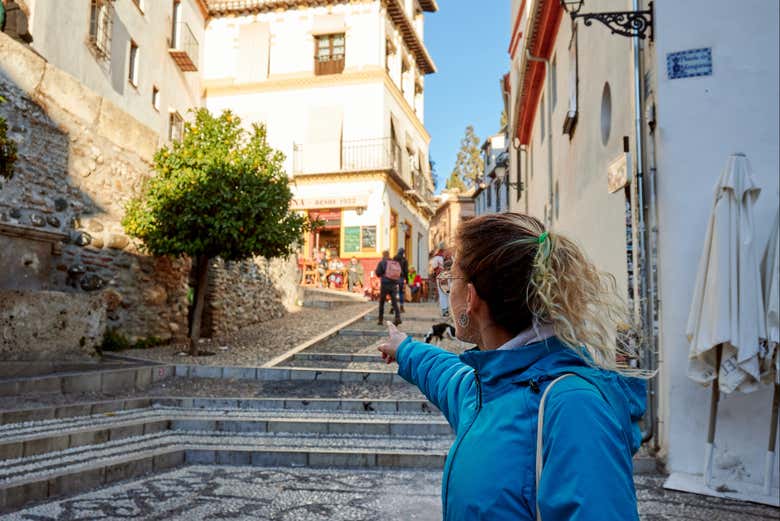 Una chica en una de las empedradas calles de Granada